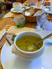 Bouillon dans un bol