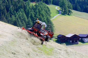 Mähmaschine, Heuernte am Steilhang, Südtirol, Italien