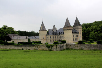 Fototapeta na wymiar Chateau Fontaine à Anthée