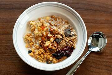 シリアル・ドライフルーツ・ナッツのヘルシーな朝食