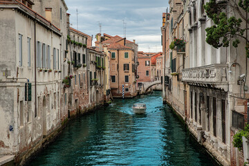 Fototapeta na wymiar Venedig Italien Kanal Sommer 2021 Boot fährt auf Wasser