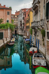 Venedig Italien Kanal Sommer 2021 mit Boten Wasserspiegelung