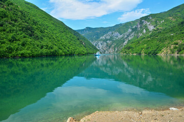 Fototapeta na wymiar The turquoise waters of Koman Lake