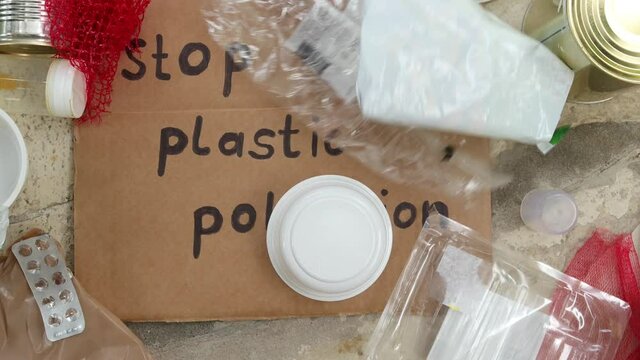 Protest, Plastikm&uuml;ll weht weg und legt Slogan " stop plastic pollution" frei