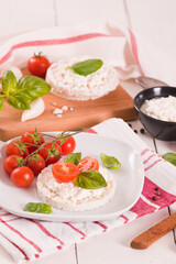 Rice cakes with milk flakes and tomato.