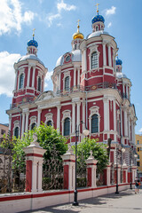 Fototapeta na wymiar The most majestic and luxurious temple on the opposite bank of the Moscow River from the Kremlin was built in 1769 in the Baroque style and dedicated to St. Clement, the Pope of Rome 