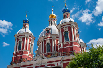 Obraz premium The most majestic and luxurious temple on the opposite bank of the Moscow River from the Kremlin was built in 1769 in the Baroque style and dedicated to St. Clement, the Pope of Rome 
