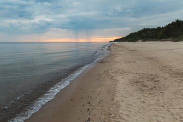 Fototapeta na wymiar sky colors after sunset, seaside beach