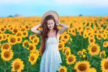 Fototapeta na wymiar girl in a field of sunflowers