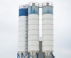 High vertical cisterns for cement and asphalt concrete production