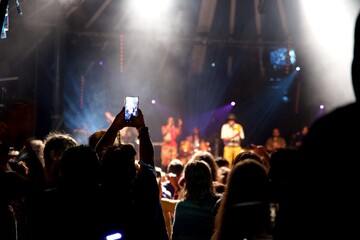 Fototapeta premium Festival musique - foule smartphone vidéo