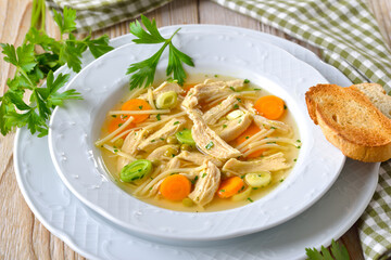 Kräftige Hühnersuppe mit Fleischeinlage, Nudeln und Gemüse – Delicious homemade chicken soup with peaces of chicken breast and fresh vegetables in season