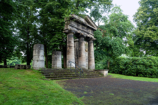Skurriles aus Braunschweig aus Braunschweig
1890 wurde dieser Rest des Herzog August Wilhelm Tores ,welches eigens daf&uuml;r beim Abriss des Tores aufbewahrt wurde als Blickfang in den B&uuml;rgerpark bringen.
