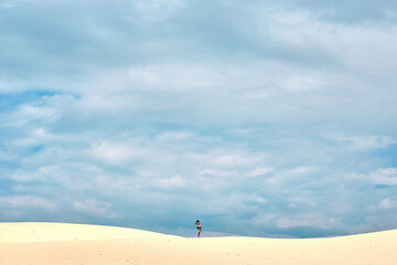 Desert dunes, couple stroll through the arid enclave - obrazy, fototapety, plakaty