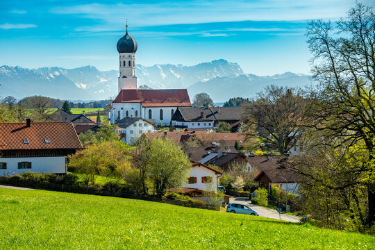 Schönes Oberbayern: Münsing am Starnberger See mit Panoramablick auf Kirche und die Alpen mit Zugspitze