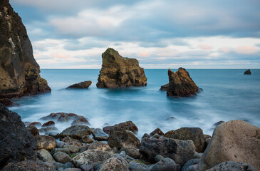 Fototapeta na wymiar Icelandic wild coast with large rocks on the beach