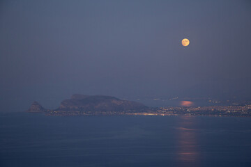 Luna piena nelle coste siciliane