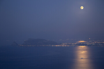 La luna sulle coste Siciliane