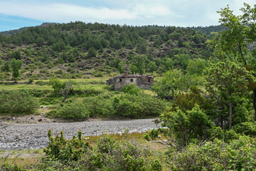 Fototapeta na wymiar Landschaft mit Bauernhof aus Stein, Steinhaus in Albanien Nordalbanien Gebirge