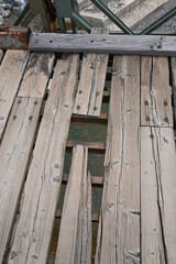 Marode Holzbrücke mit Holzbalken mit einem Loch im Boden in Albanien