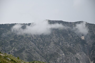 Berge mit Regenwolken am Llogara-Pass in Albanien