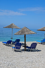 Strand mit Sonnenschirm Liegestühle und Blick aufs Meer