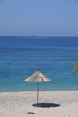 Strand mit Sonnenschirm am Meer