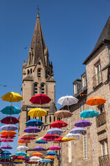 Brive la Gaillarde (Corrèze, France) - Décorations de rue estivale avec des parapluies colorés...