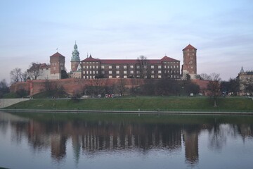Obraz premium Wawel Schloss in Krakow. Wawelhügel. Burg Wawel abends.