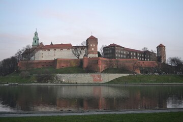 Wawelschloss in Krakow. Wawelhügel. Burg Wawel abends.