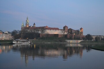Fototapeta premium Wawelschloss in Krakow. Wawelhügel. Burg Wawel abends.