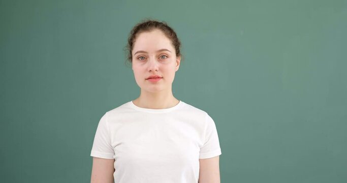 A young girl says daa.