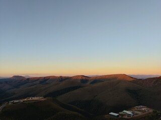 pôr do sol nas montanhas de minas gerais