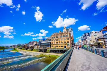 Fotobehang 京都市 四条大橋から見る鴨川の風景 © beeboys