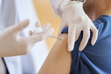 介護施設でワクチンの摂取をする高齢者