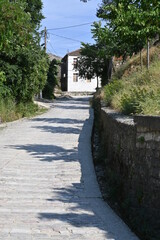 Straßenszene im Wohnviertel von Gjirokastra, Albanien