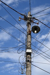 Kabelchaos von Stromkabel am Strommast in Albanien