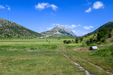 Fototapeta na wymiar Panorama auf das Hochtal und Berg Cajup im zagoria nature park bei gjirokastra mit blauen Himmel in Albanien