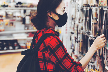 Fototapeta premium 買い物をする女性
