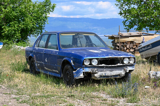 Heruntergekommenes blaues Auto von der Sonne verblichen, BMW e30
