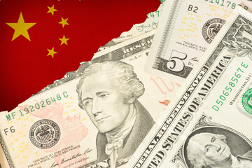 Dollar Geldscheine und Flagge von China