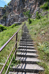 Obraz premium Treppe mit Treppengeländer zur Felsenkirche St. Mihail in Nord-Mazedonien