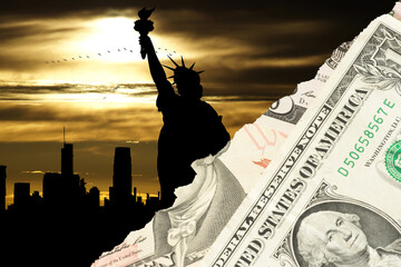 Die Freiheitsstatue in New York und Dollar Geldscheine