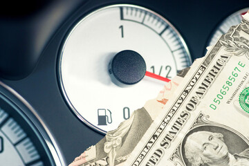 Tankanzeige im Auto und Dollar Geldscheine