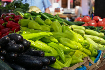 Frische Grüne Paprika und Aubergine mit Wassertropfen, unverpackt, auf einem Marktstand,...