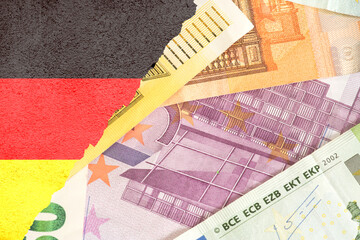 Euro Geldscheine und die Flagge von Deutschland