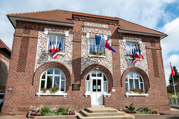Facade d'une mairie avec drapeaux français  bleu blanc rouge et européen, à l'occasion de la  fête nationale du 14 juillet. Devise sur la facade : Liberté, Egalité, Fraternité - obrazy, fototapety, plakaty