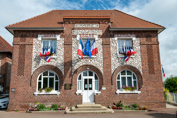 Facade d'une mairie avec drapeaux français  bleu blanc rouge et européen, à l'occasion de la  fête nationale du 14 juillet. Devise sur la facade : Liberté, Egalité, Fraternité - obrazy, fototapety, plakaty