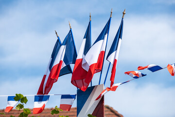 Drapeaux français bleu blanc rouge, place de la mairie,  à l'occasion de la fête nationale du 14 juillet - obrazy, fototapety, plakaty