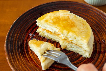 バターと蜂蜜のかかった食べかけのパンケーキ